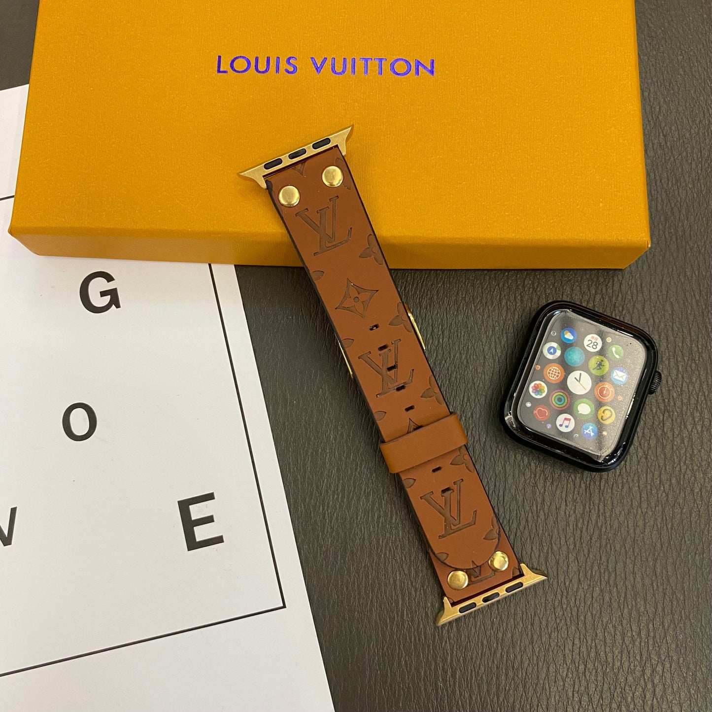 Armband de rechange Apple Avec Décoration en Rivets et Monogramme en Relief Watch Bands