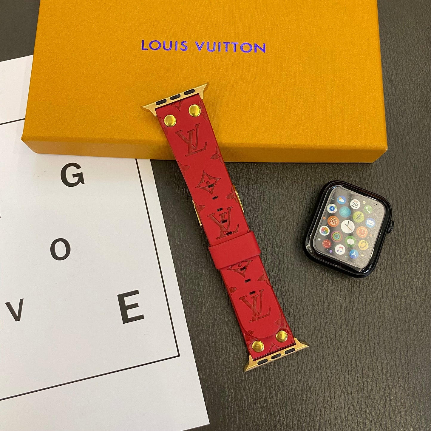 Armband de rechange Apple Avec Décoration en Rivets et Monogramme en Relief Watch Bands