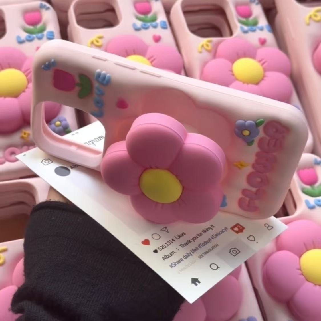 Trendy 3D-blomsterdeksel til iPhone med støtte – mykt & Frisk stil