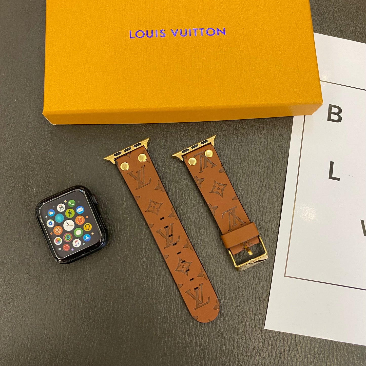 Armband de rechange Apple Avec Décoration en Rivets et Monogramme en Relief Watch Bands