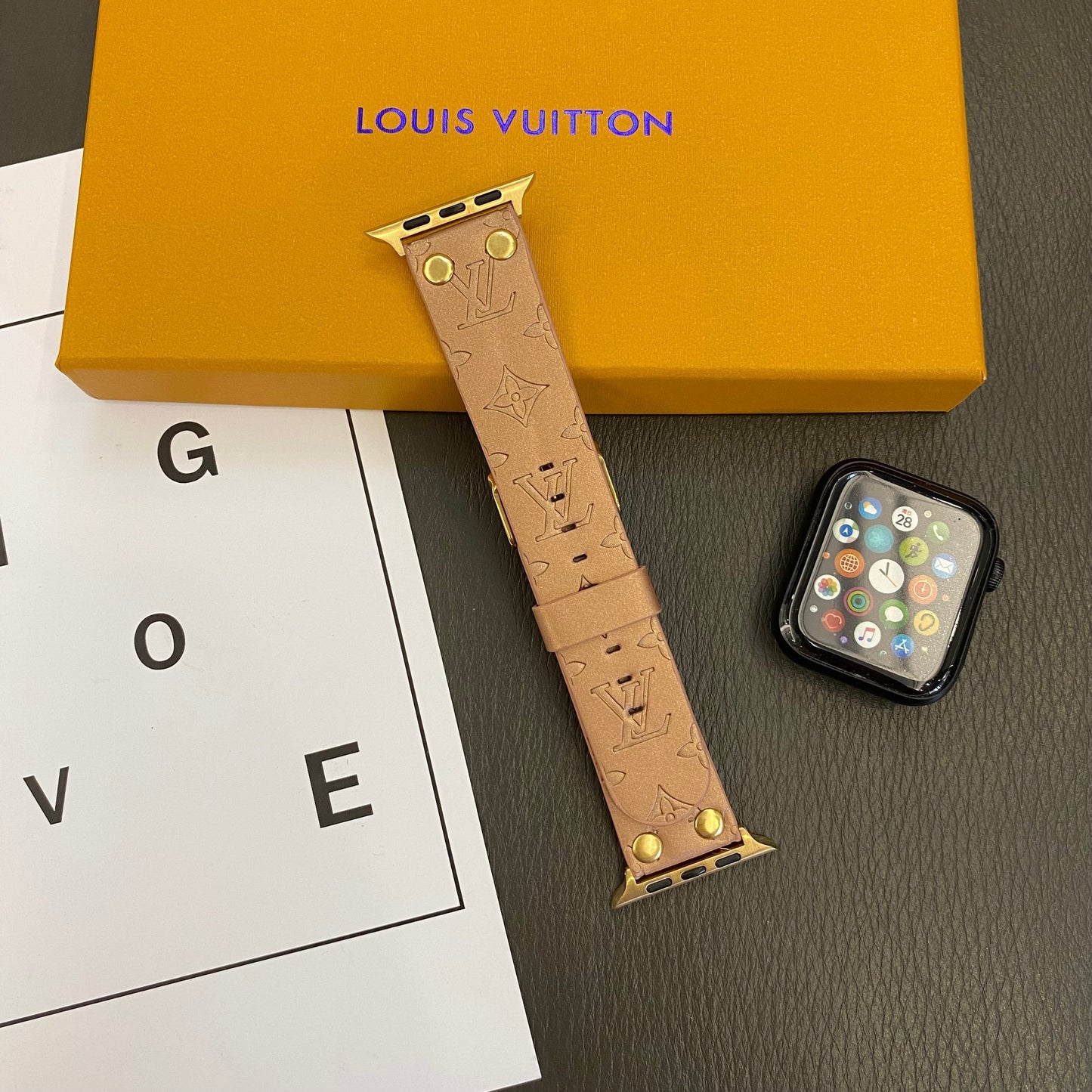 Armband de rechange Apple Avec Décoration en Rivets et Monogramme en Relief Watch Bands