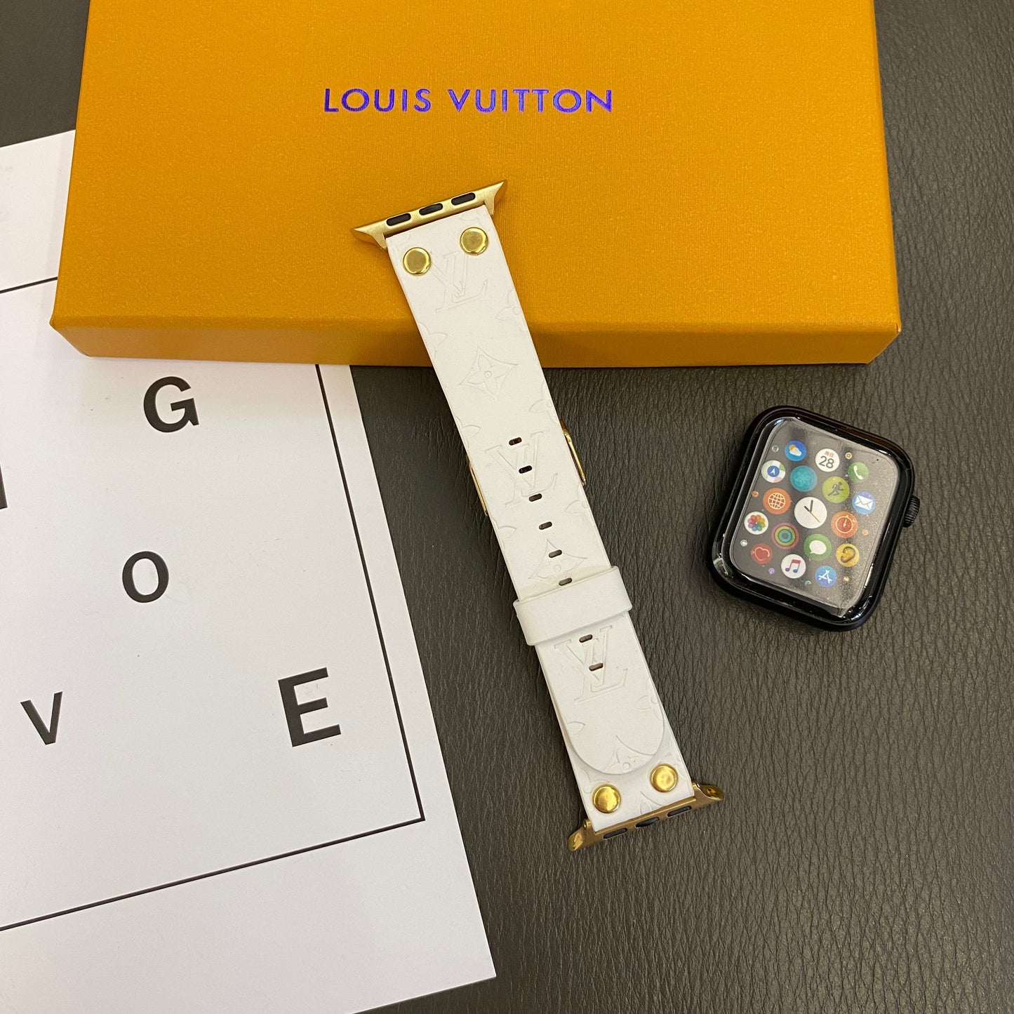 Armband de rechange Apple Avec Décoration en Rivets et Monogramme en Relief Watch Bands