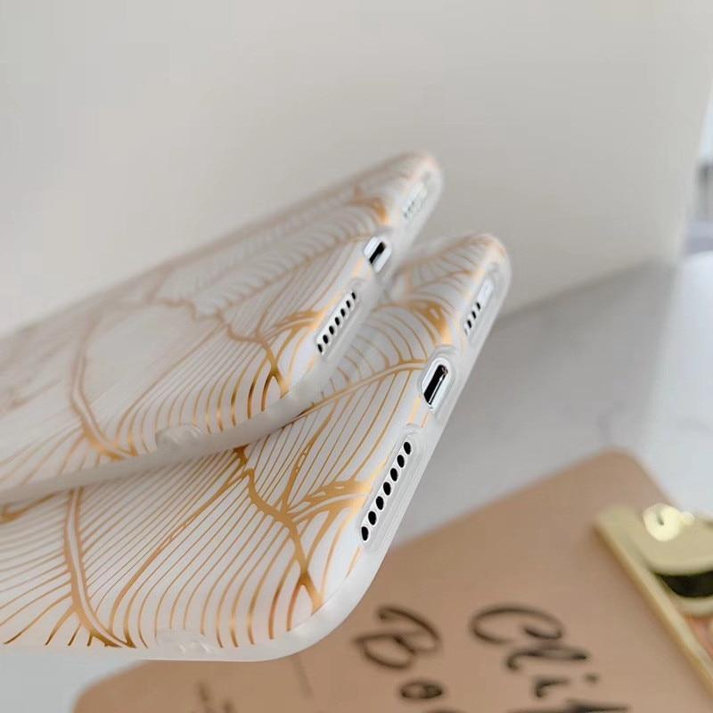 Estojo para iPhone de folhas douradas