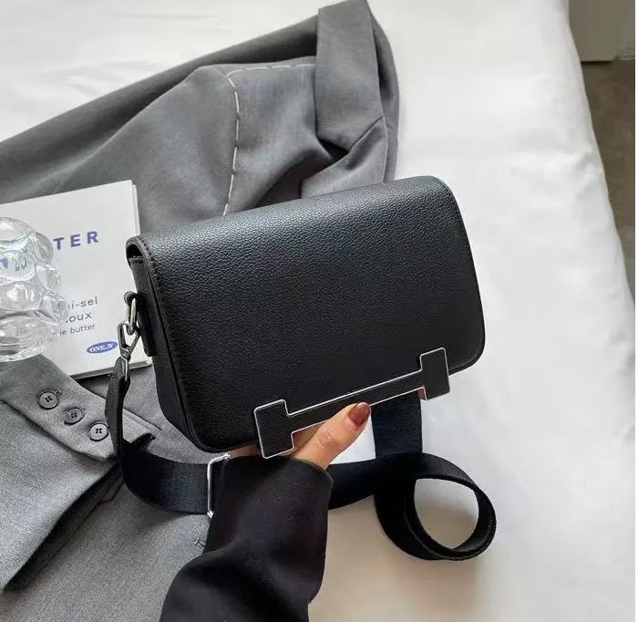 Chic  Crossbody Bag: Style & Practicality Combined