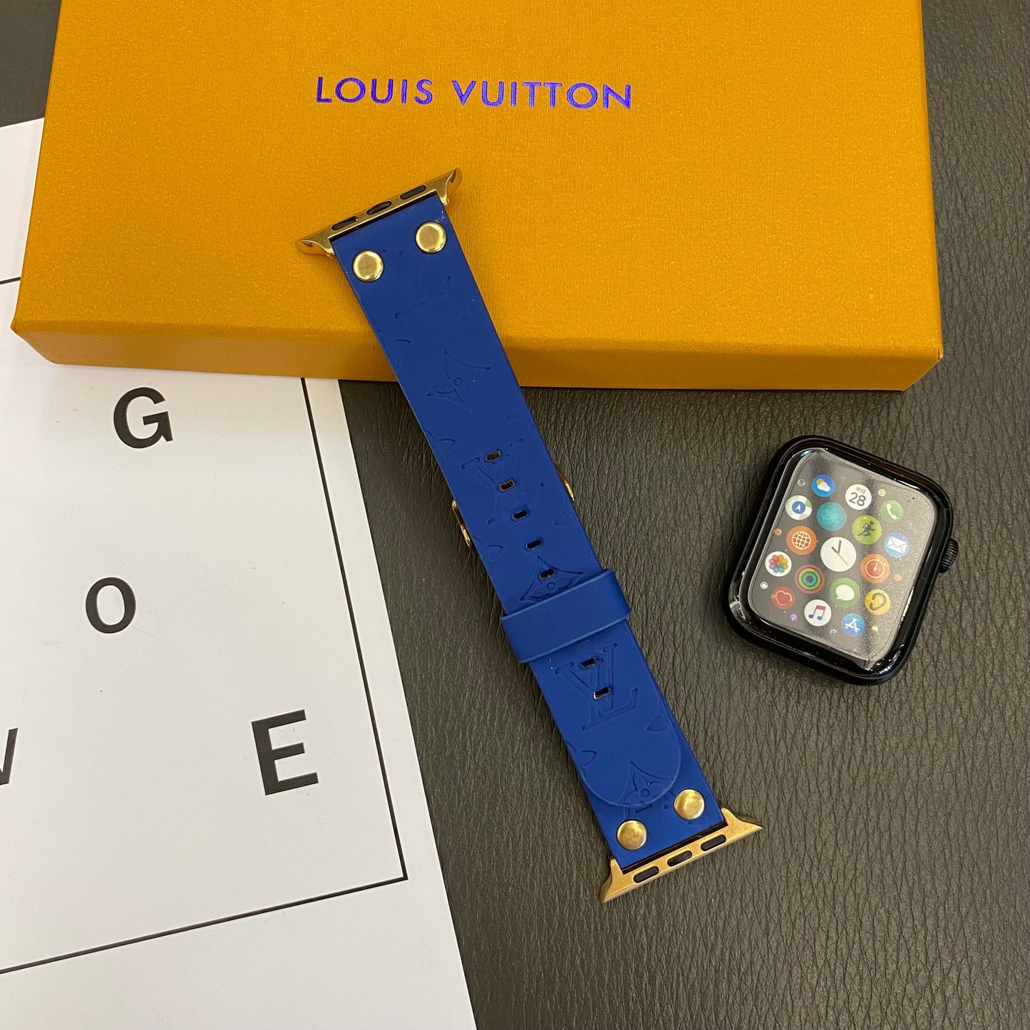 Armband de rechange Apple Avec Décoration en Rivets et Monogramme en Relief Watch Bands