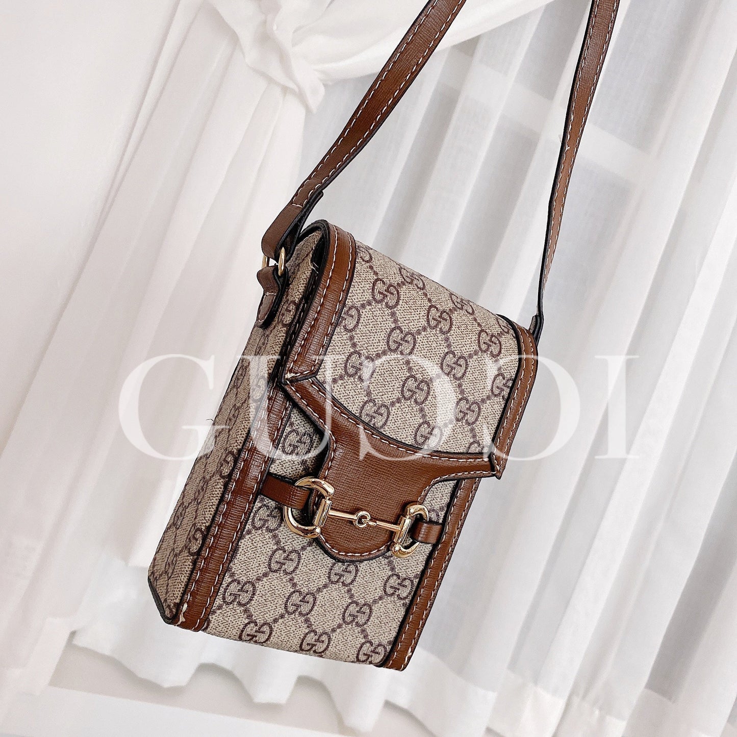 GG Crossbody skinnpose