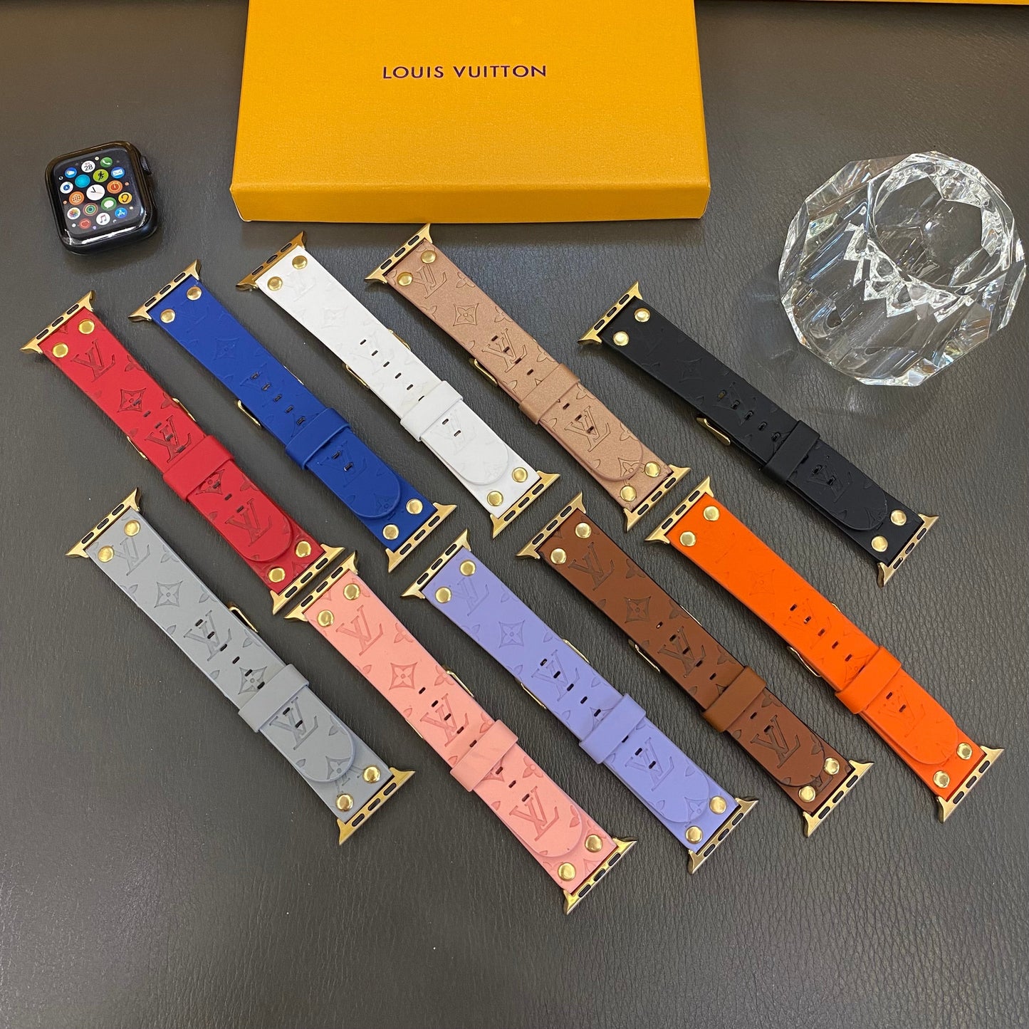 Armband de rechange Apple Avec Décoration en Rivets et Monogramme en Relief Watch Bands
