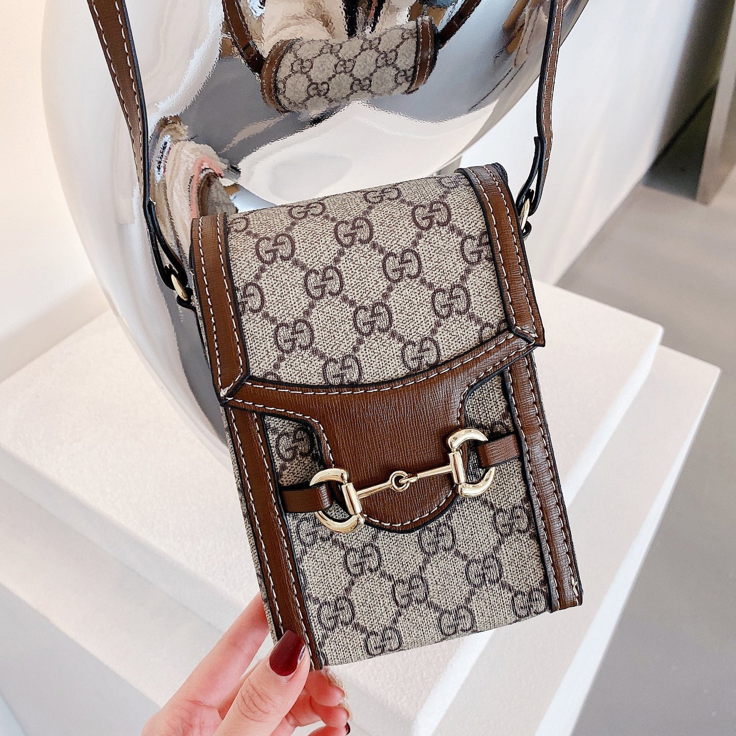 GG Crossbody skinnpose