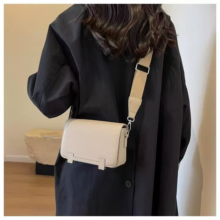 Chic  Crossbody Bag: Style & Practicality Combined