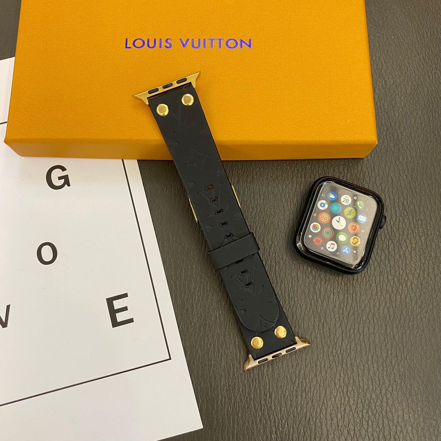Armband de rechange Apple Avec Décoration en Rivets et Monogramme en Relief Watch Bands