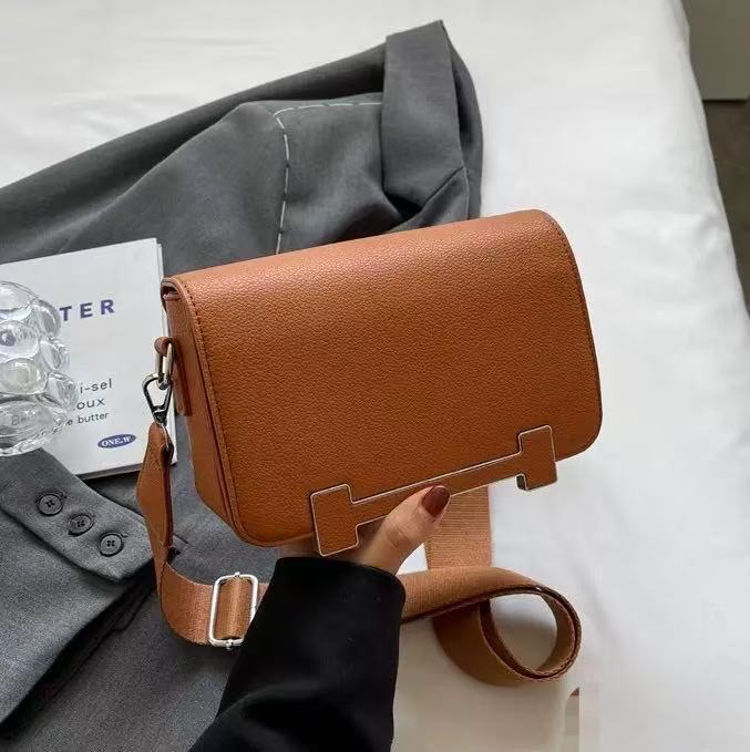 Chic  Crossbody Bag: Style & Practicality Combined