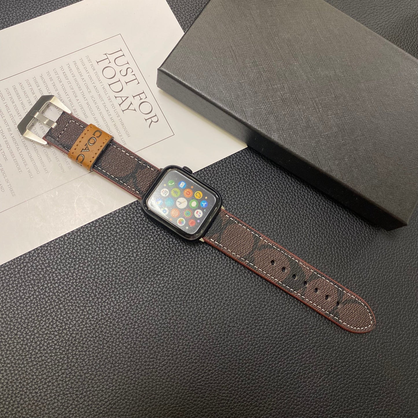Coach de couro Apple Watch Band Dark Brown-YHK244221710