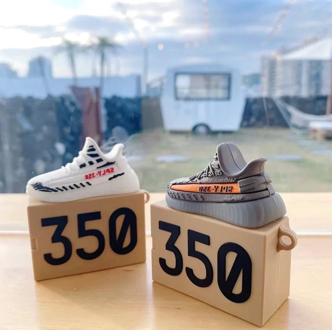 Yeezy boost 350 airpods saker