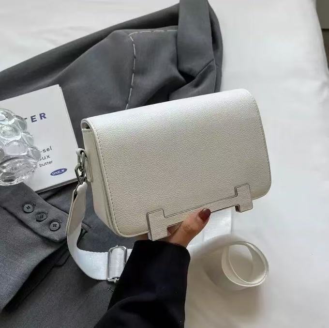 Chic  Crossbody Bag: Style & Practicality Combined