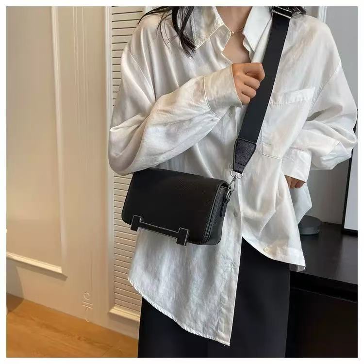 Chic  Crossbody Bag: Style & Practicality Combined