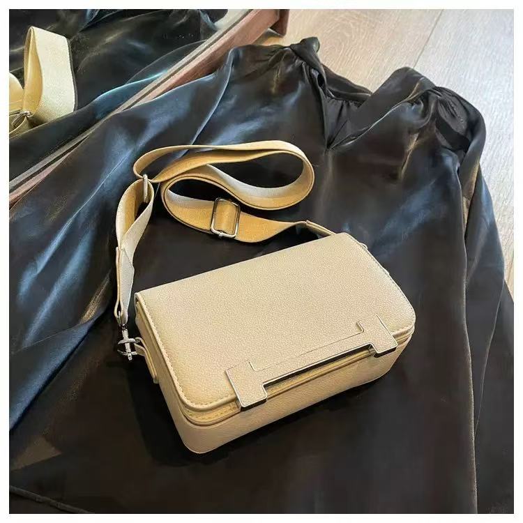 Chic  Crossbody Bag: Style & Practicality Combined
